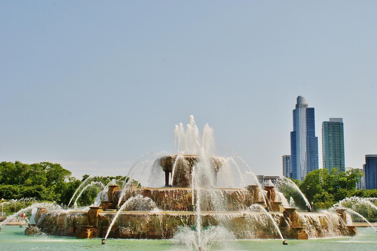 Buckingham Fountain ponovo zasijala u centru Čikaga: Letnja sezona svečano otvorena