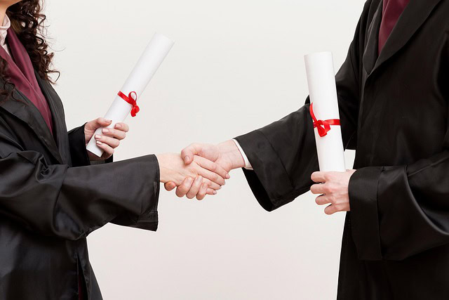 Diploma vredi zlata, ali ne za sve: Šta novo istraživanje otkriva o studiranju u Čikagu