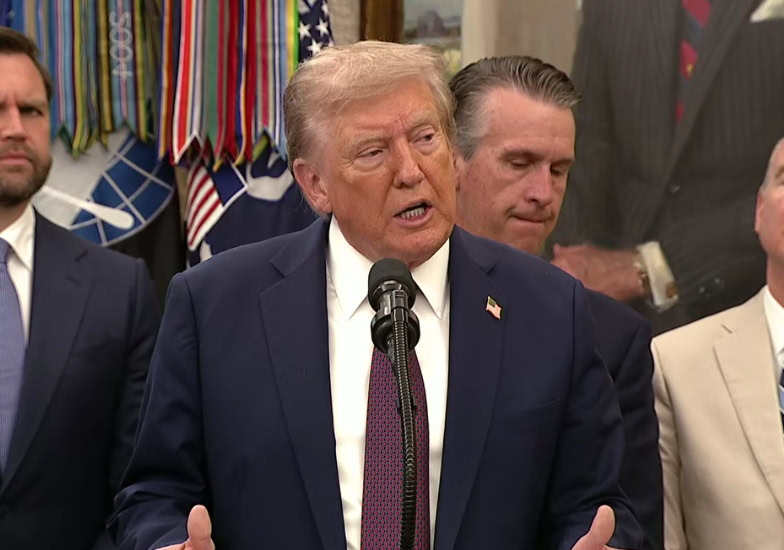 Trump: „Svet bi se raspao u komade da ja nisam predsednik“