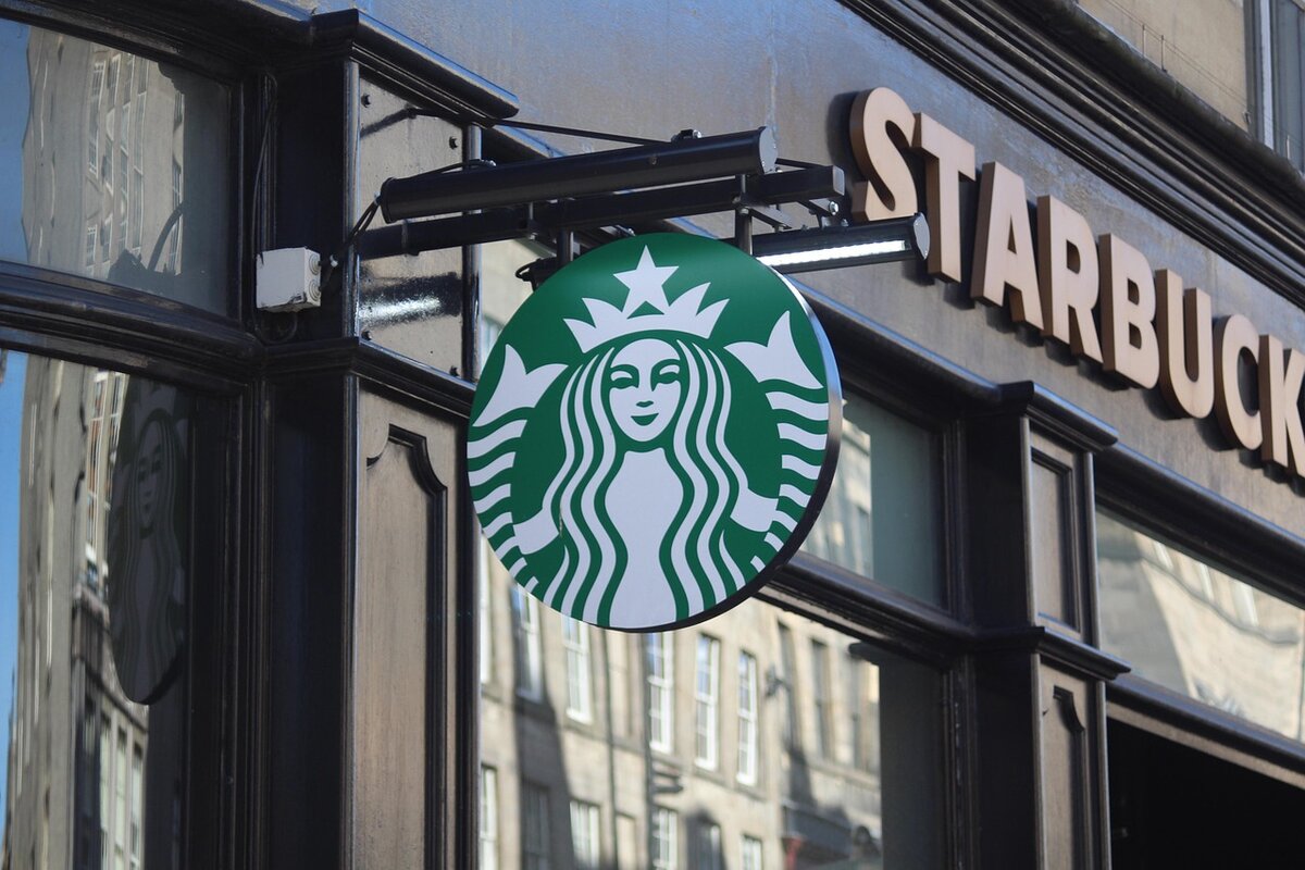 Starbucks: Novi direktor Brian Niccol najavljuje unapređenje kulture kafića u SAD