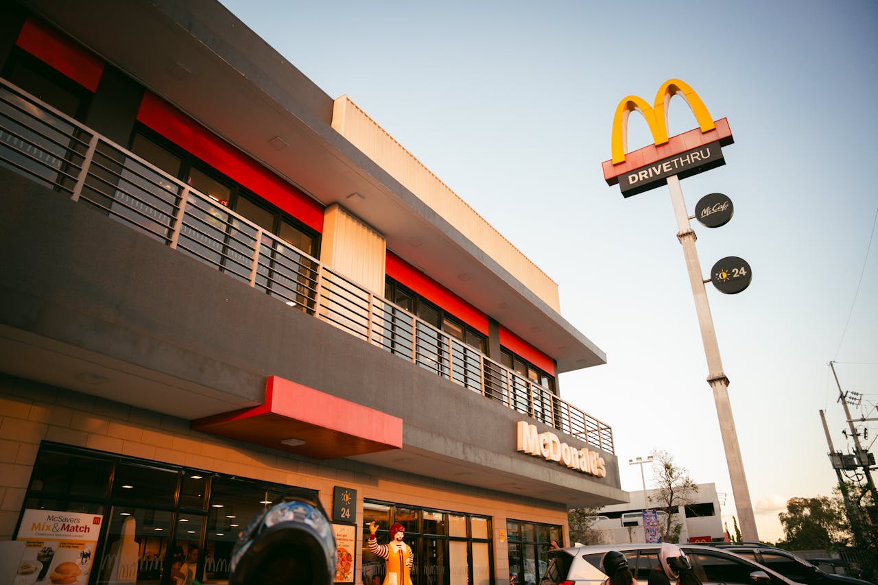 „Cene u SAD konačno padaju“: Trump hvali „jeftine“ McDonald’s obroke