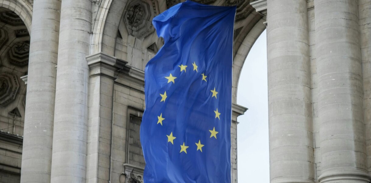 Blaga prednost za EU uprkos podeljenosti: Za članstvo mladi i oni koji pamte izolaciju u Srbiji