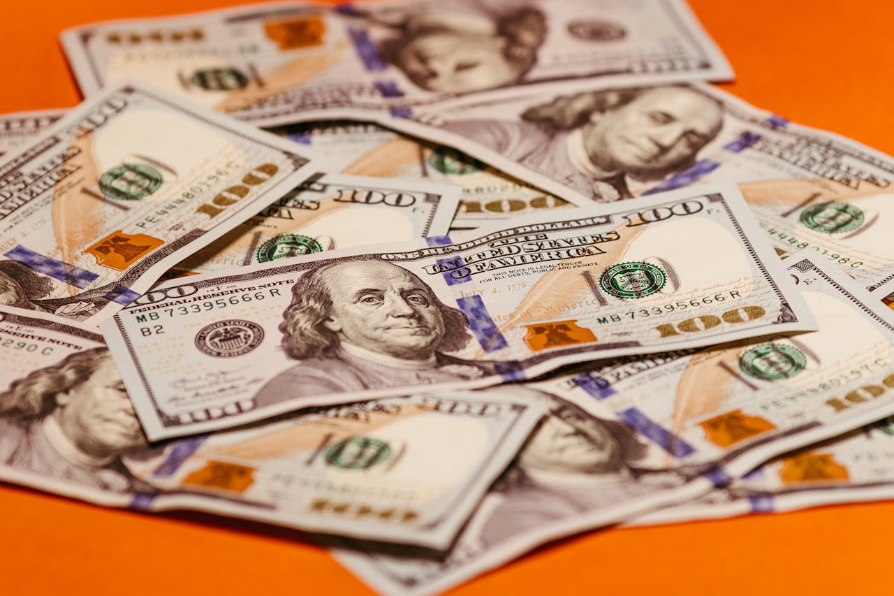 Novac koji dolazi u 2026: Da li treba računati na dodatne plate, rekordne poreske povraćaje i Trump-ove čekove od $2,000?