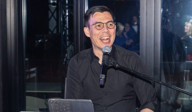 Spektakl za pamćenje u Čikagu: Željko Vasić nastupio u Pella Signature, publika pevala u glas povodom Dana zaljubljenih (VIDEO)