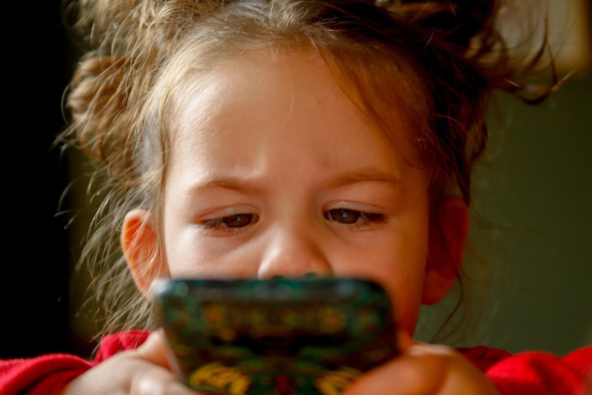 Novi zakon u Ilinoisu: Kupovina telefona samo uz datum rođenja – zaštita dece ili zadiranje u privatnost?