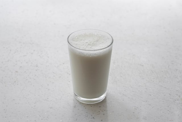 Bitka za sirovo mleko u Illinois-u: Farmeri traže slobodu, država podiže alarm