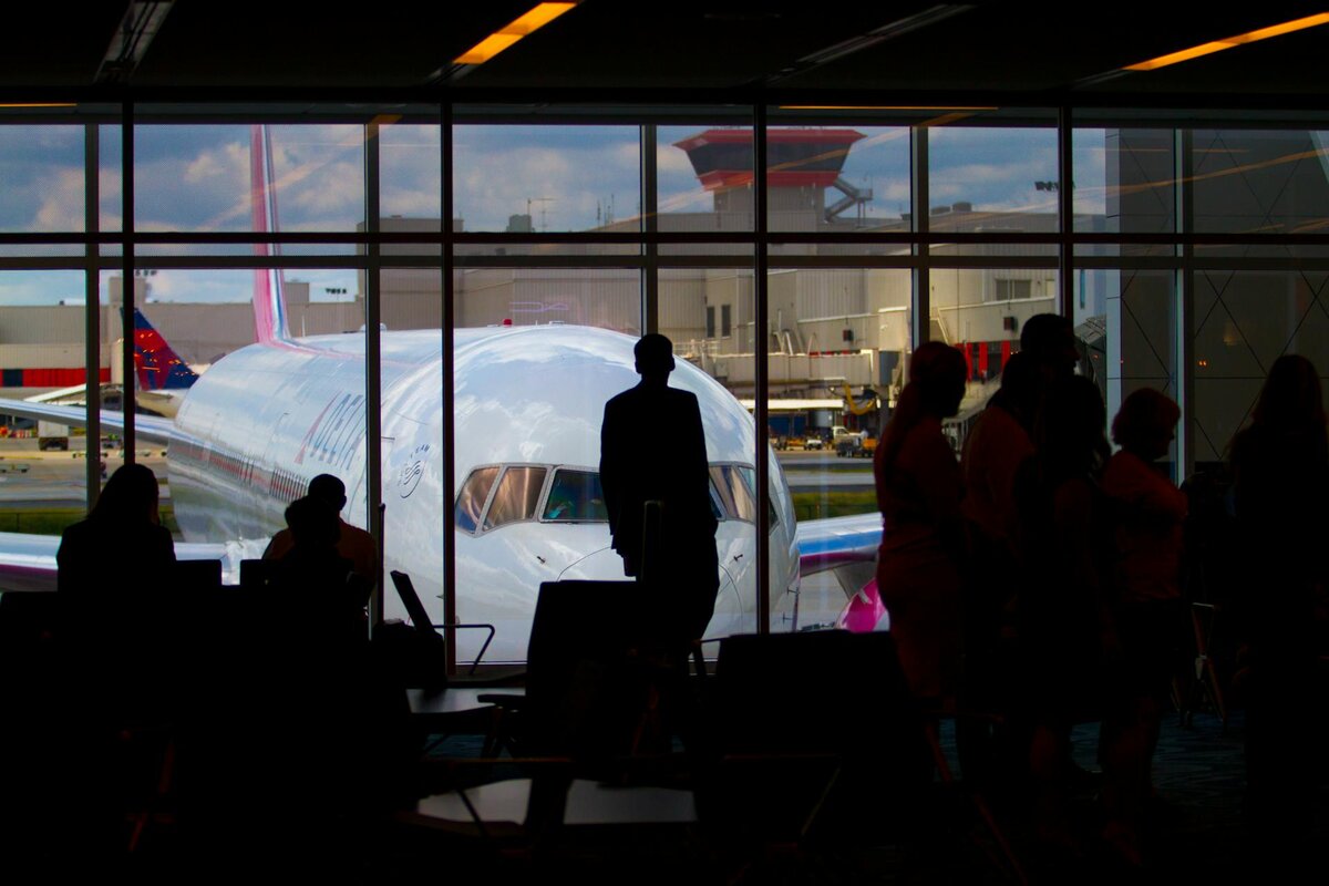 Naoružani ICE agenti na američkim aerodromima: Šta to znači za putnike i da li će se smanjiti redovi?