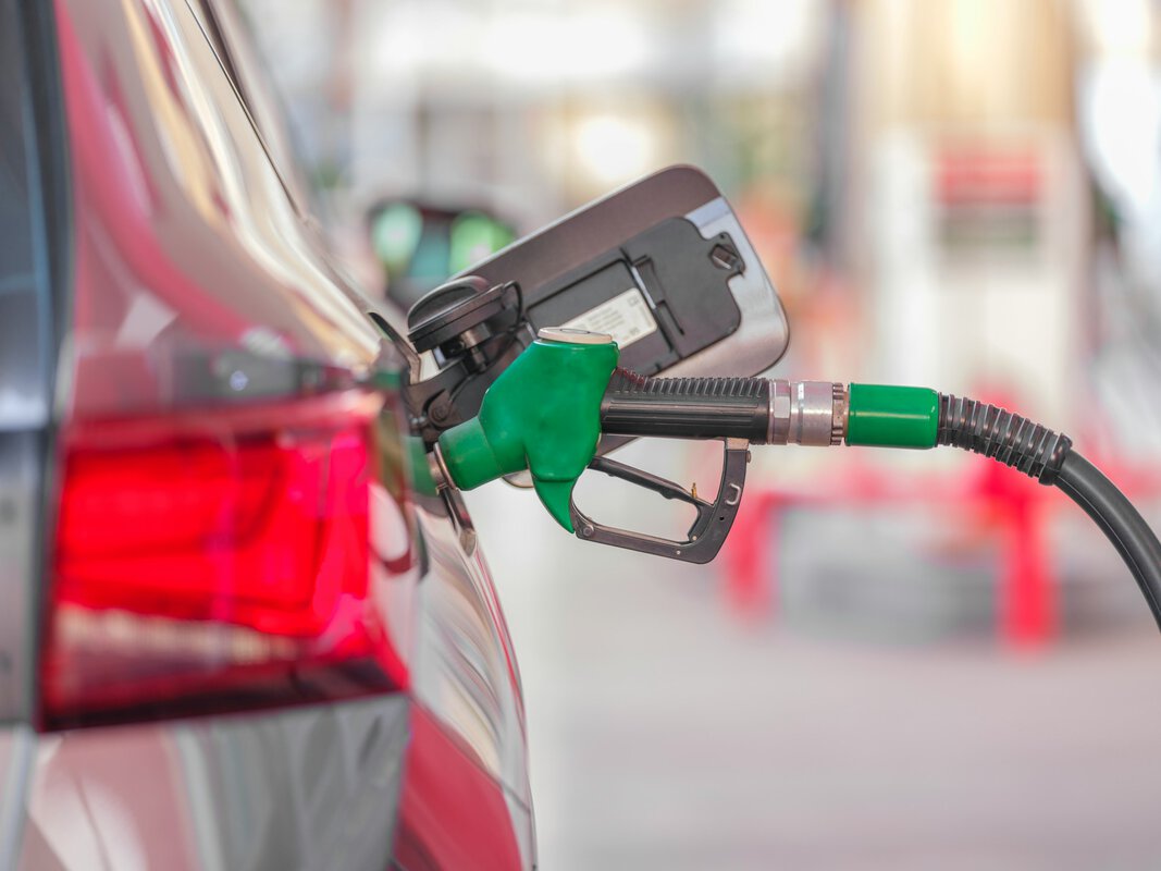 Cene goriva u Čikagu „divljaju“: Na pojedinim pumpama galon blizu $6, premium ide preko $7!