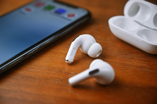 Revolucija iz Apple-a: Siri dobija “oči”, stižu AirPods slušalice koje vide svet oko vas