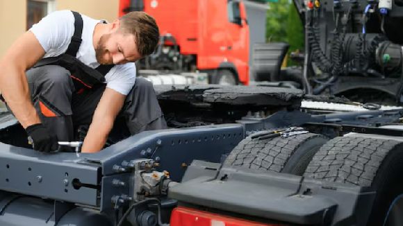 KAMIONSKA KOMPANIJA ZAPOSLJAVA ISKUSNOG MEHANICARA ZA SHOP U MCCOOK – U