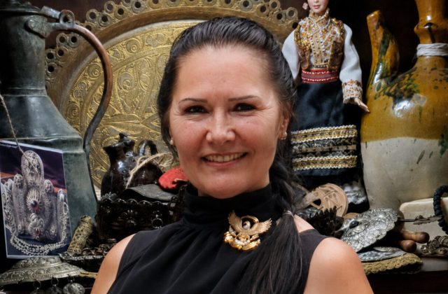 Čuvarica zaboravljenog blaga: Biljana Regan u Americi sačuvala više od 3.000 priča ispletenih u nitima narodnih nošnji