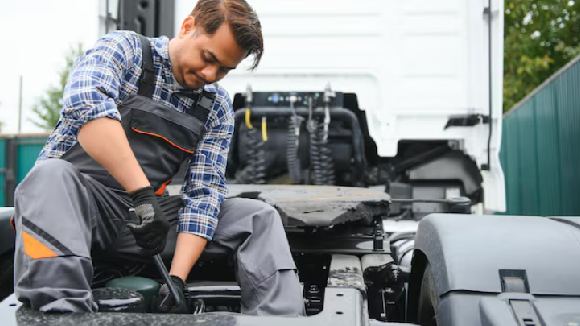 POTREBNI MEHANICAR I ELEKTRICAR ZA SEMI TRUCKS